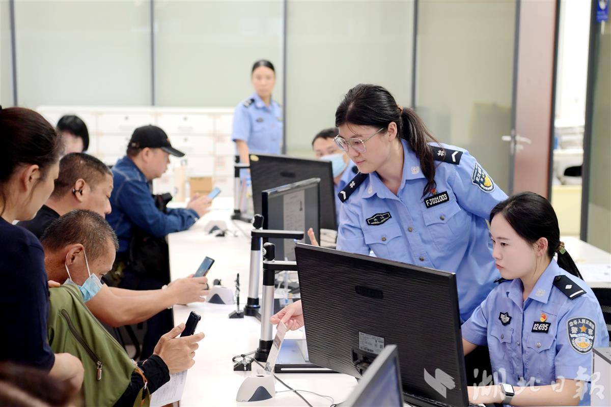 上班没时间换身份证？武汉市公安局开展“夜间