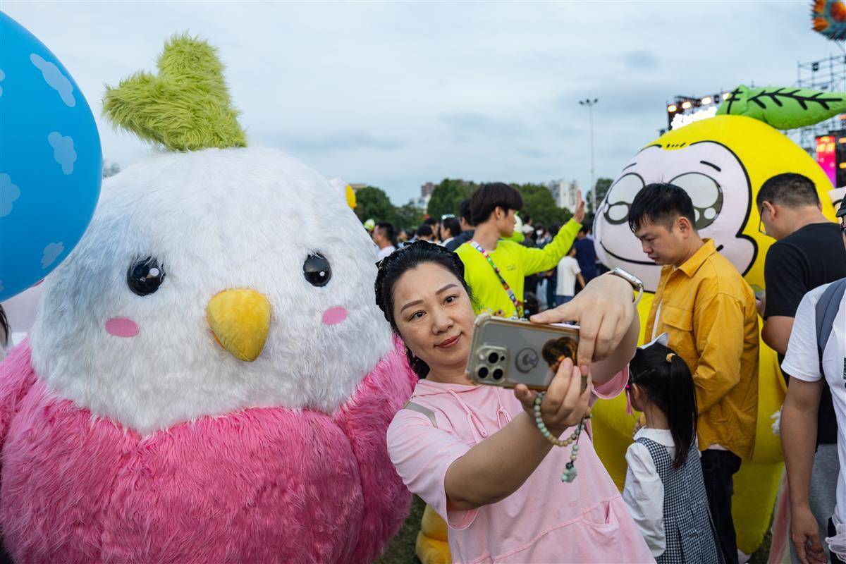 武汉方言娃娃空降在花园博览会公园，公民急于