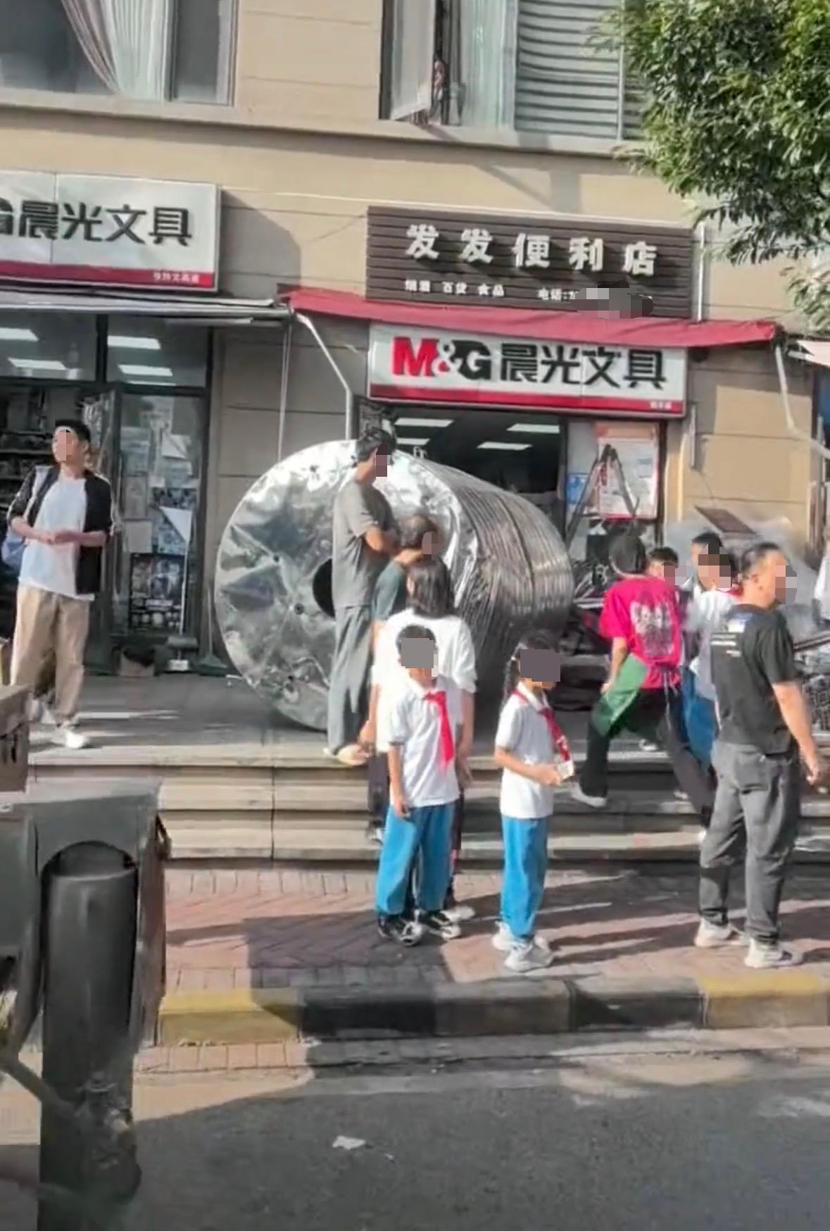 贵阳一起重机坠落砸中三人。街道办事处表示，伤者目前情况稳定，肇事司机已