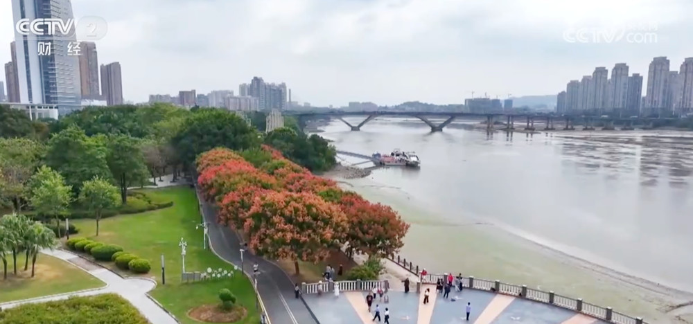 “有限”的秋日美景让人们的秋假热闹起来，消