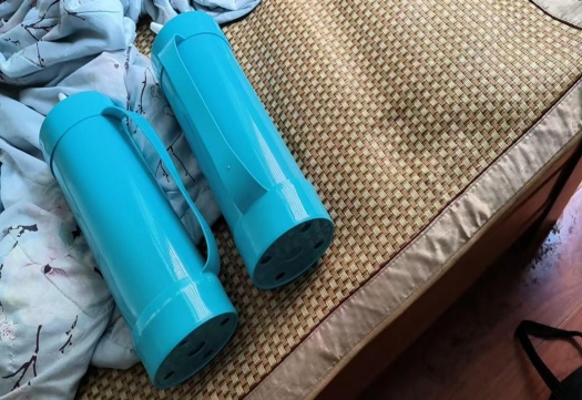 房东关门时发现蓝色瓶子，为何要报警？