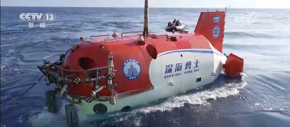前进到10,000米的深度，并用“强大的重型武器”