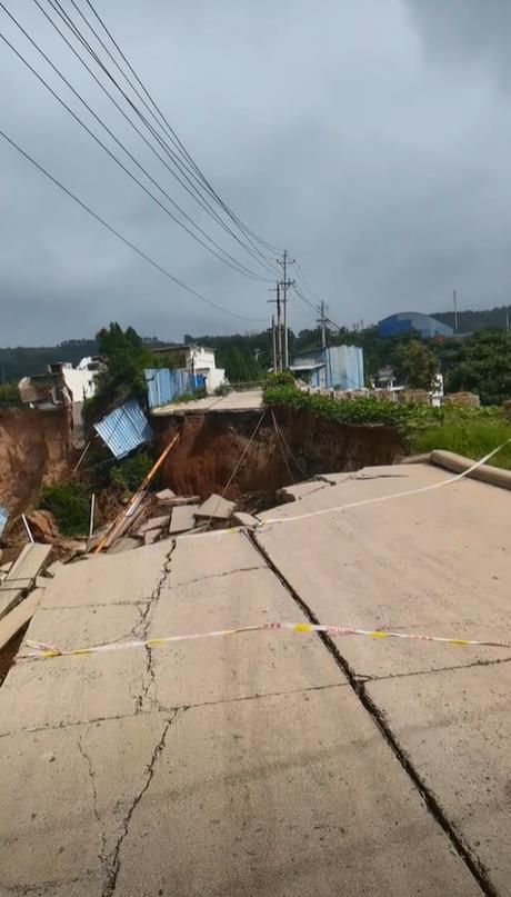 新密村道路塌方据信与采矿作业有关。当