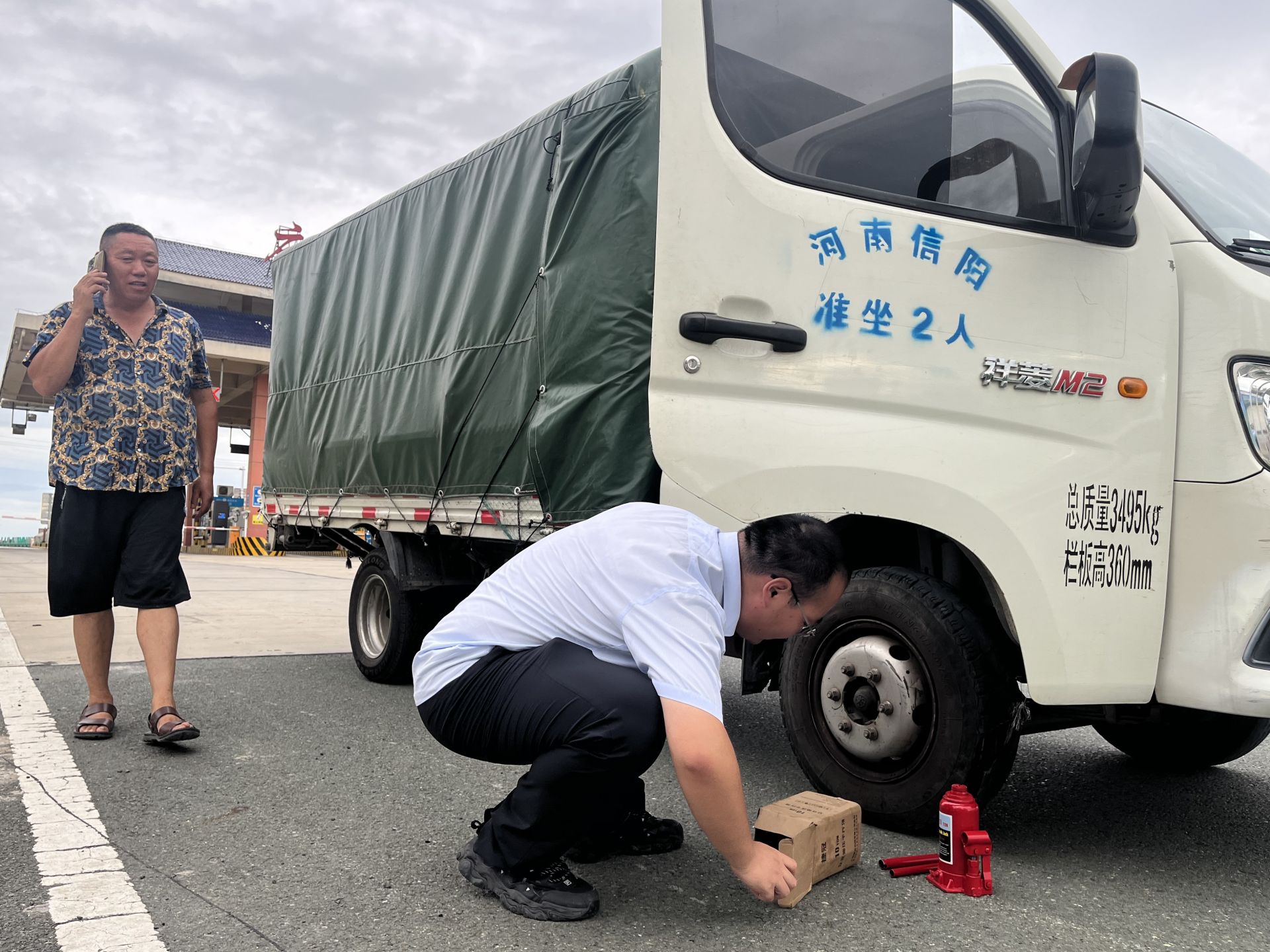 热情服务帮助一辆爆胎卡车成功脱险