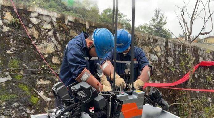湖北首例！保康供电机器人“担纲”高空接电更