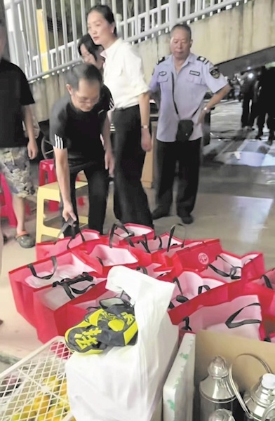 商贩为南宁北桥塌方救援现场免费提供170份炒米