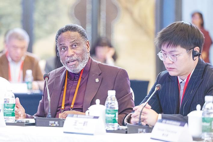 世界市长联合会主席加德纳认为，合作是我们最