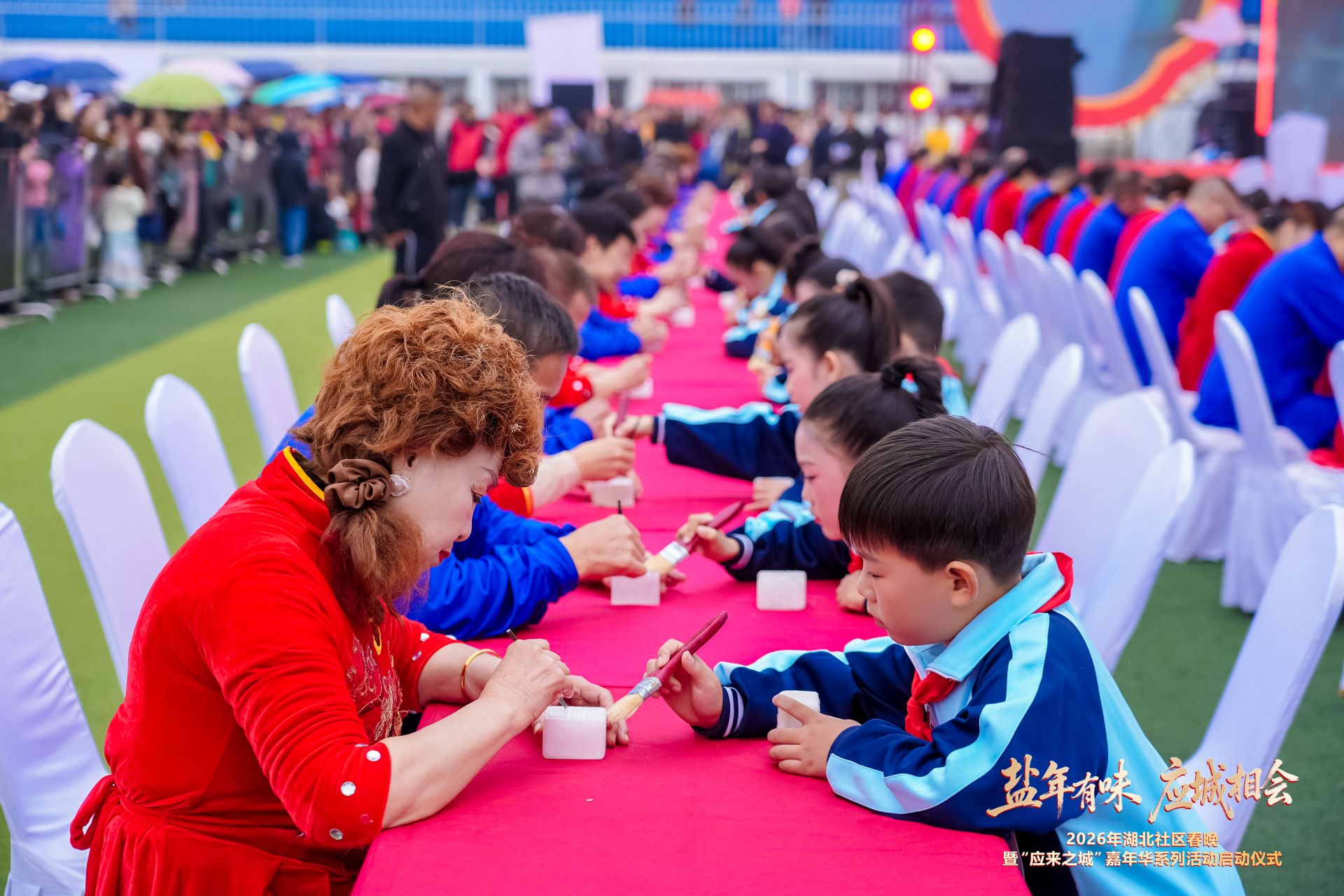 应城：重阳节期间，数百人雕刻一尊百岁长寿像