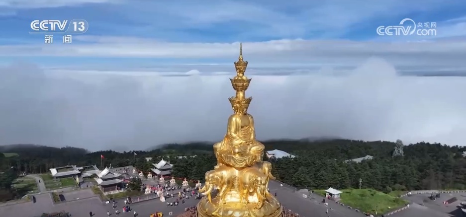 来自全国各地的武警和军人始终坚守在第一线，