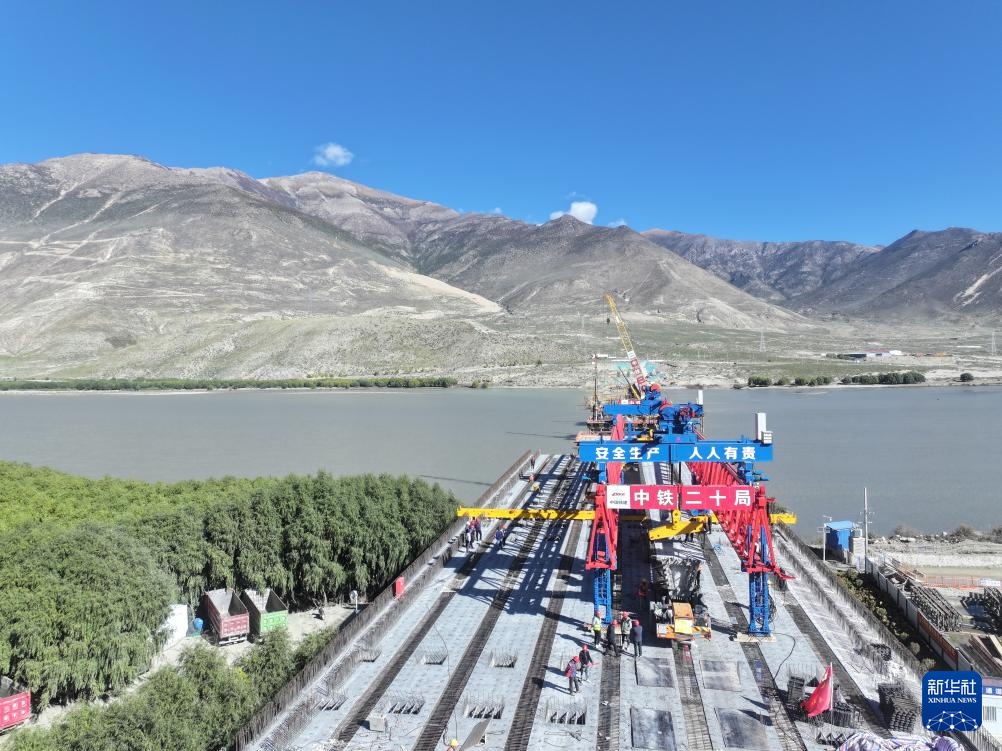 西藏山南市萨勒鲁河大桥箱梁施工已完成。