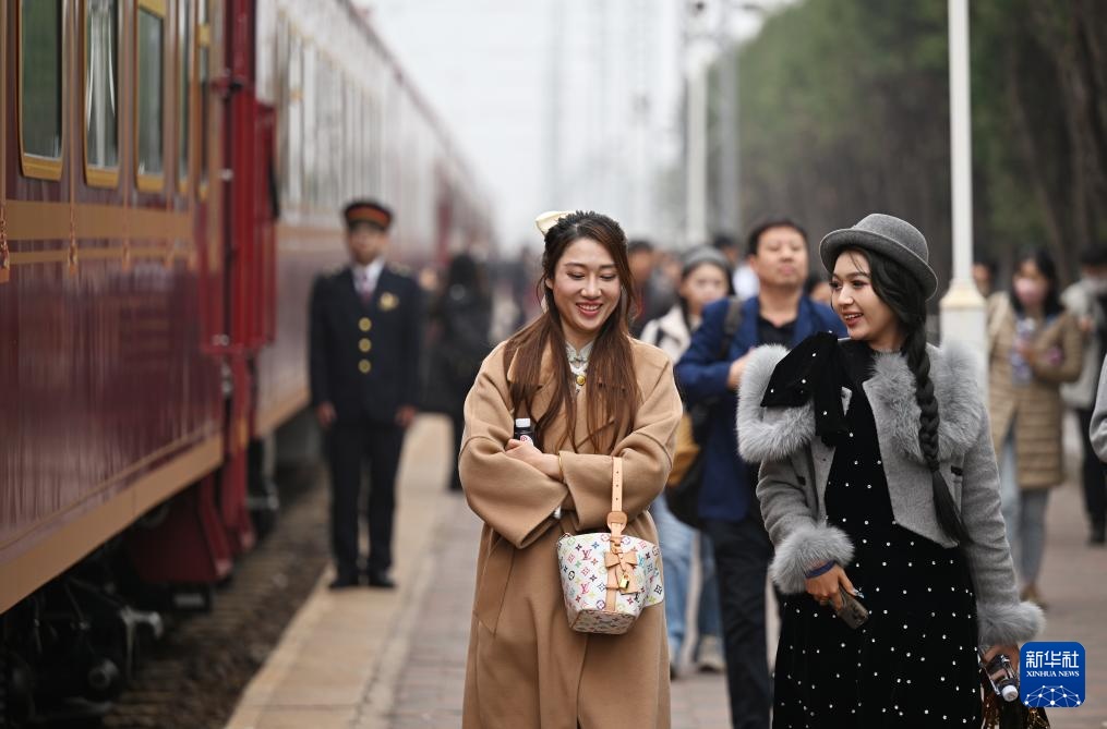 旅游列车带您踏上神奇时光之旅。