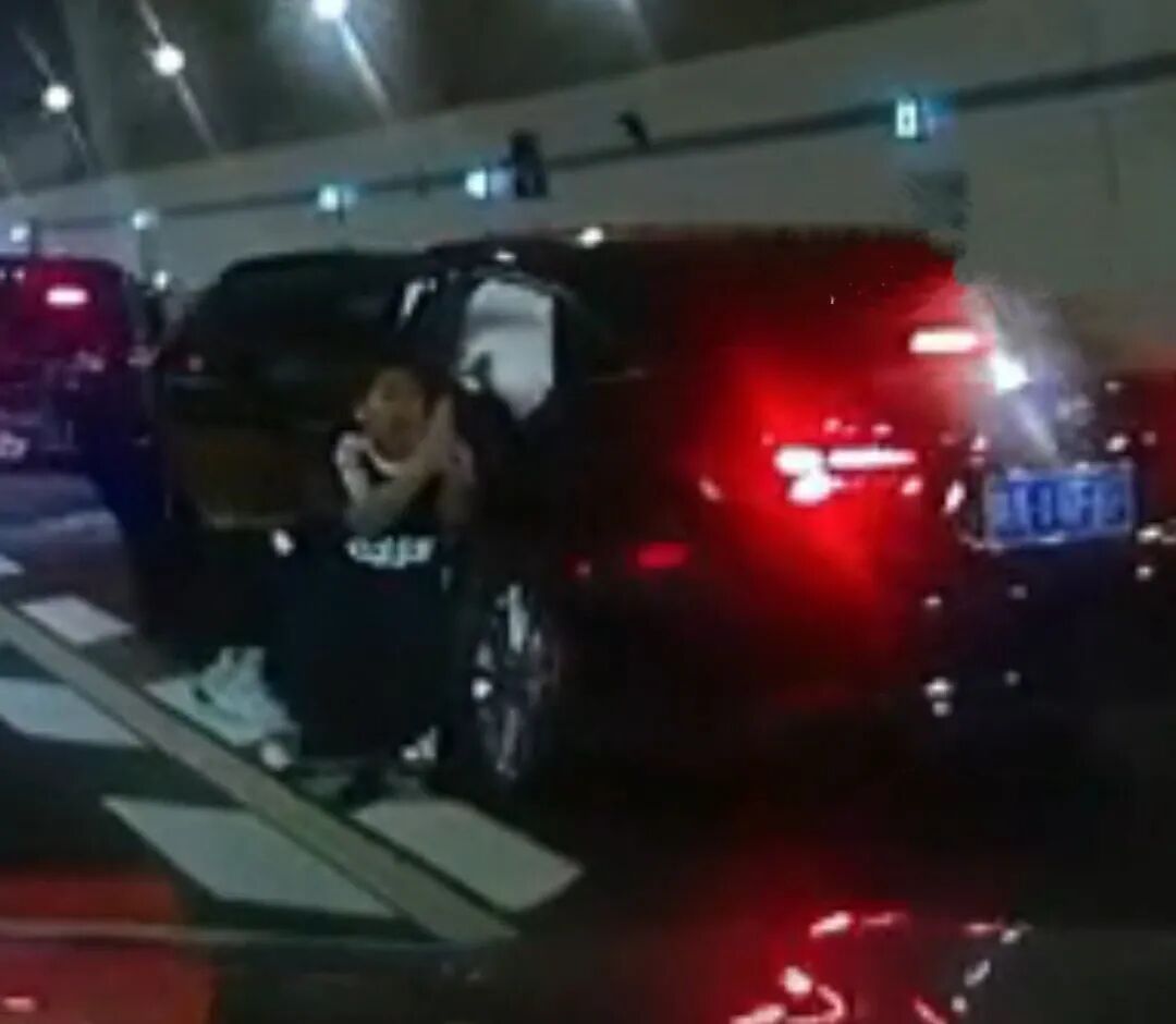 这个男孩停下了汽车来拯救他的母亲，并移动了