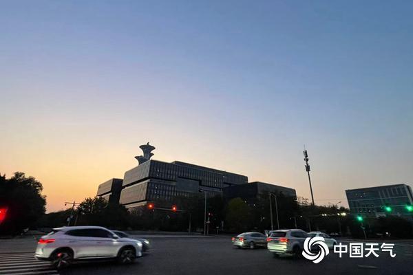 今天北京云量增加，傍晚有小雨。明天及后天以