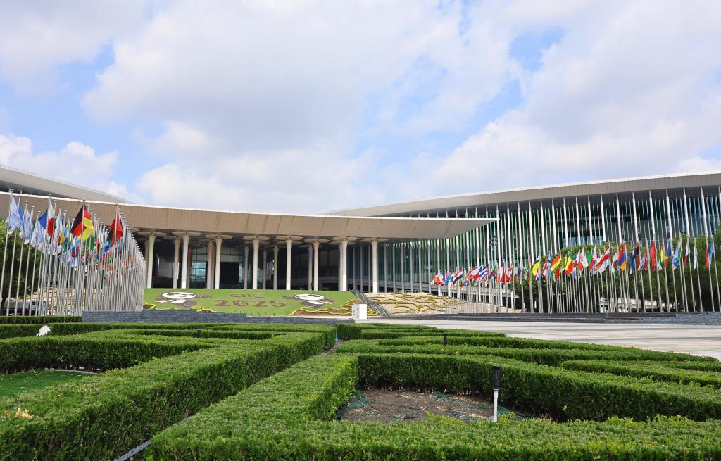 随着人工智能和绿色低碳产业的推动，第八届中