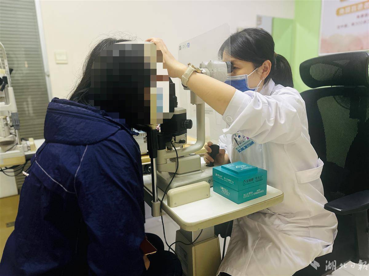 女子戴隐形眼镜数十年，鸡眼布满“红蜘蛛网”