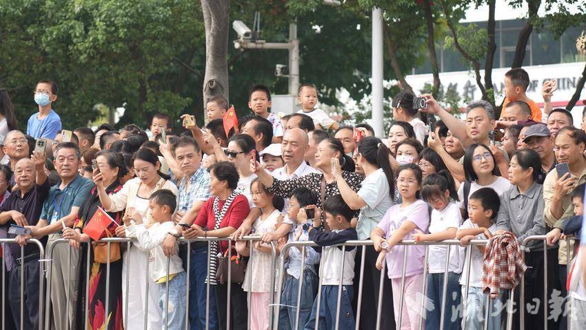 流仪式，沸腾的城市：100,000您和我，他的喜悦和