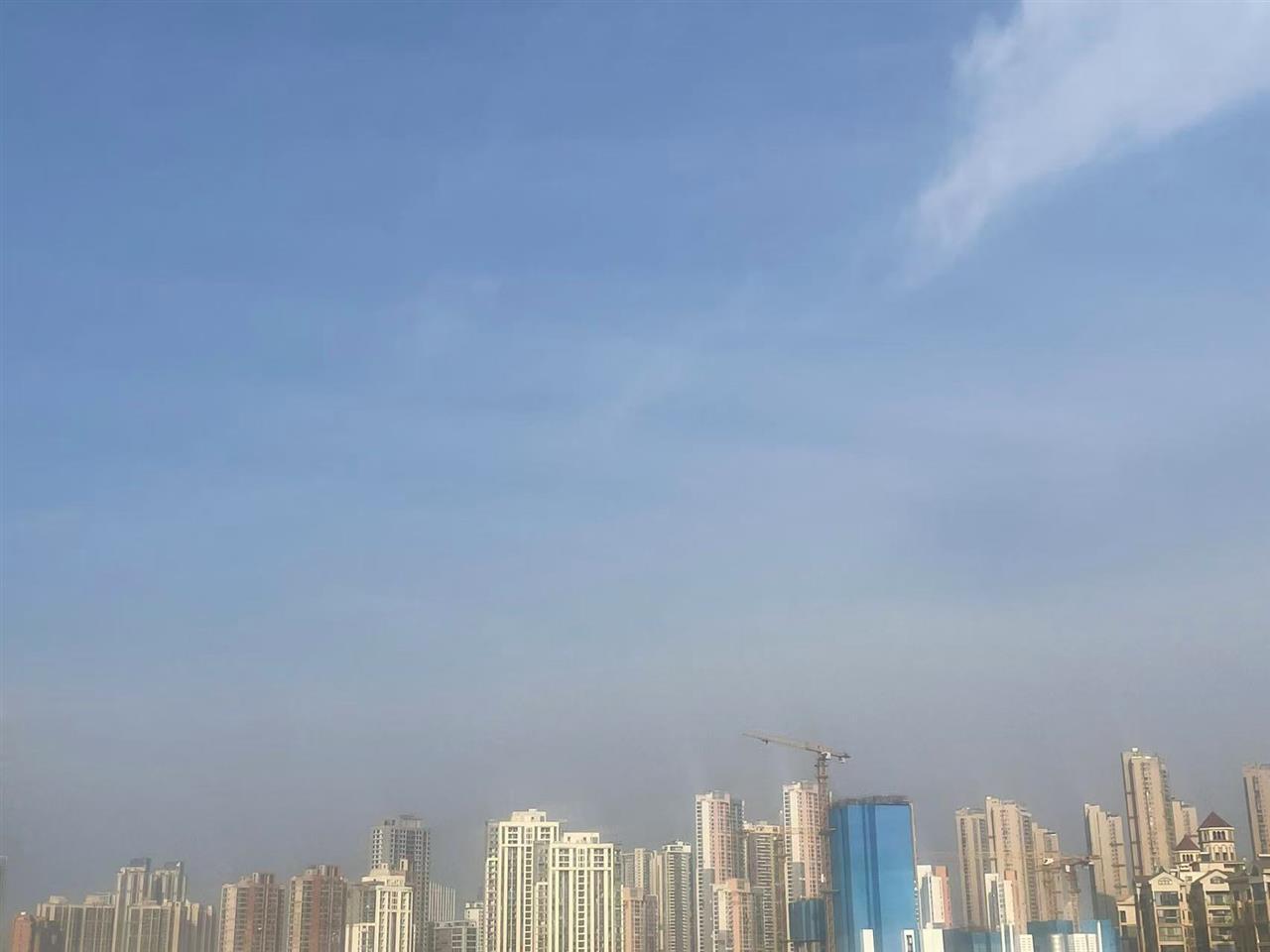 你是否因为太热而缺少短袖？湖北省有小到中雨