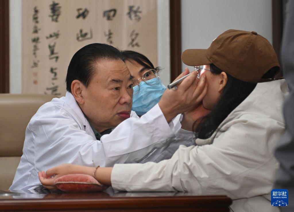 奋战在一线的80岁中药师