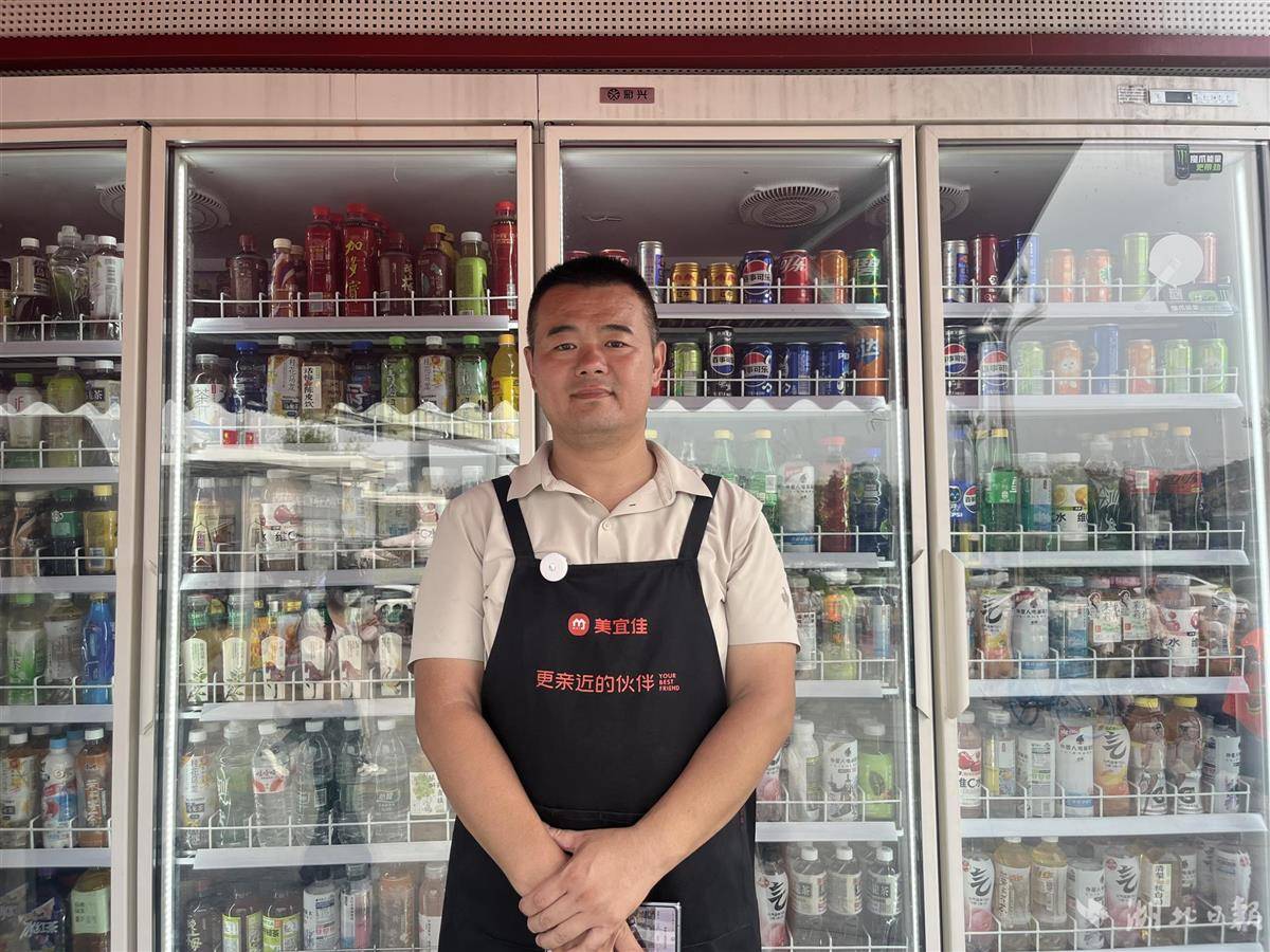 未知的游客搬到1,000元人民币。注意：“兄弟很棒