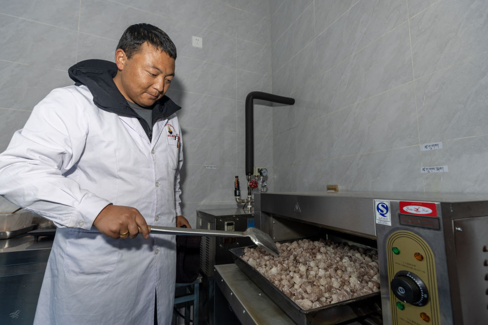 从一滴药浴到34亿元产值：传统藏医药走进现代生