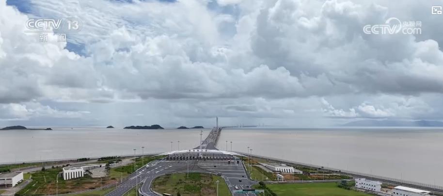 港珠澳大桥通车七周年，为三地融合架起“快线