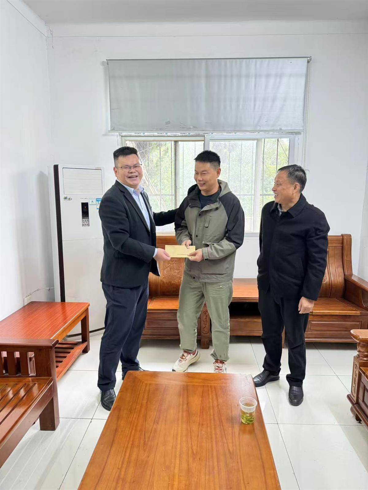 一位老人掉入结冰的池塘