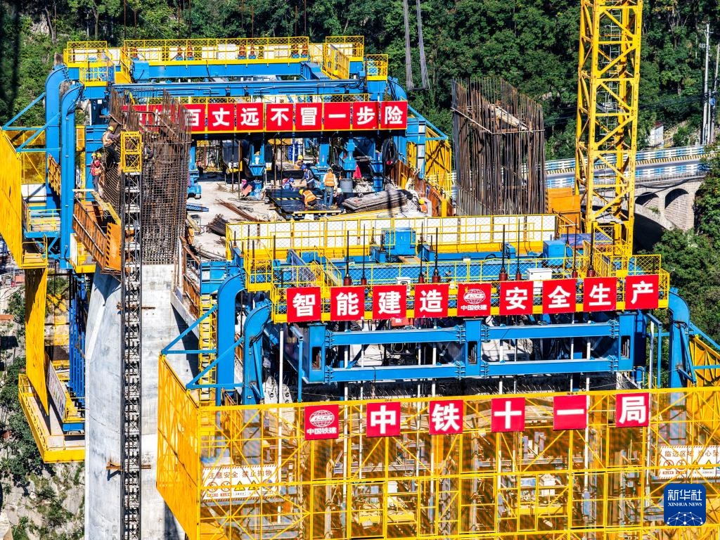 “钢铁巨人”助力西渝高铁大桥智慧建设