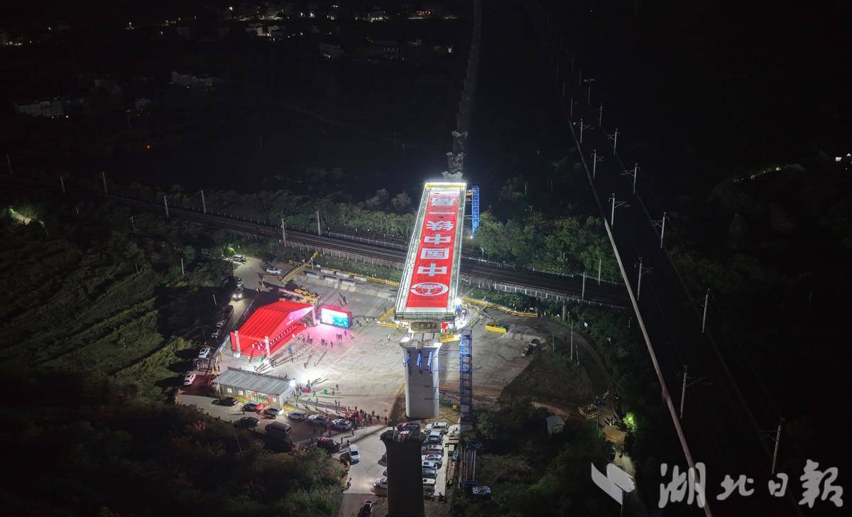 5000吨重的大桥旋转精彩!河北至武汉高铁成功超越京九铁路