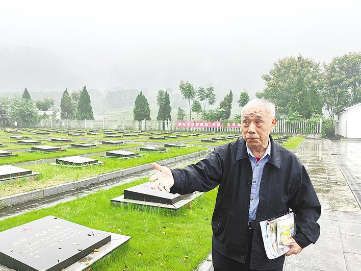 这次寻找持续了20年。赤壁红色志愿者于法海看望