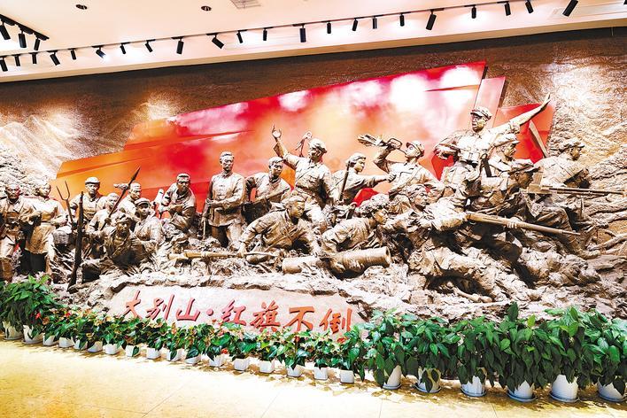 河南省忻县房湾镇：土地法墙见证百年鱼