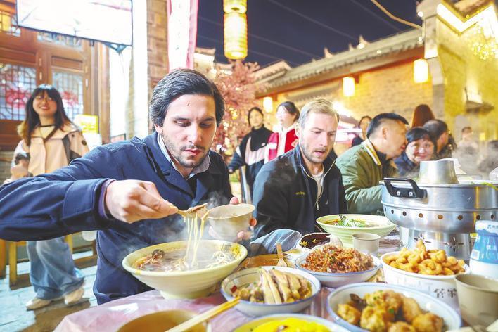 外国游客感受襄阳古城魅力