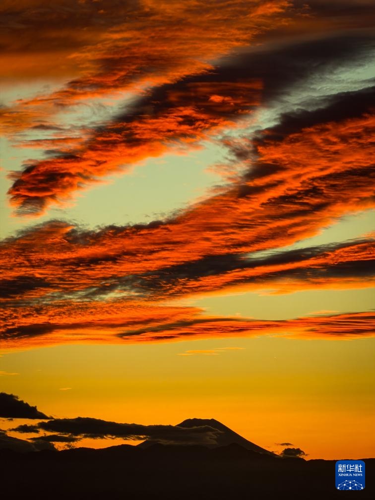 日本东京：壮丽的火云