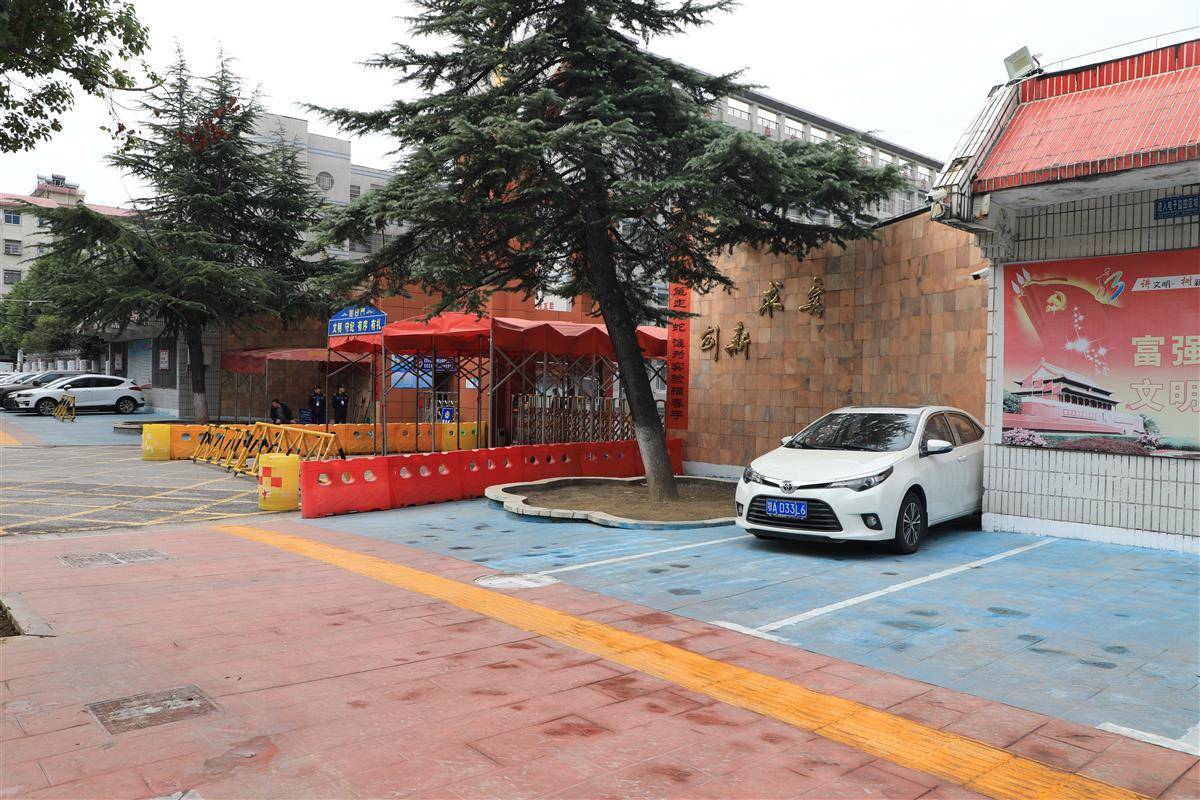 再见，“矿砖”！武汉这条人行道“焕然一新”后，雨天走路不再痛苦。