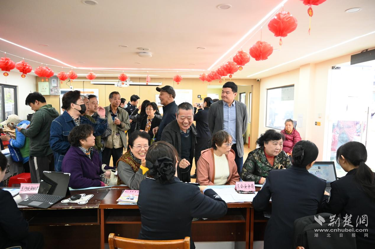 江安警方“政务服务+”进社区，办证时附