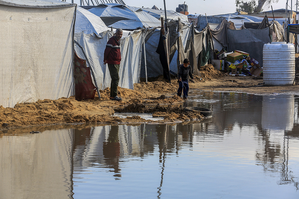 加沙地带暴雨导致人们缺乏保暖物资