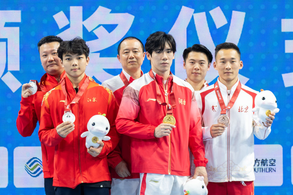 全国锦标赛|张伯恒夺得男子单杠冠军