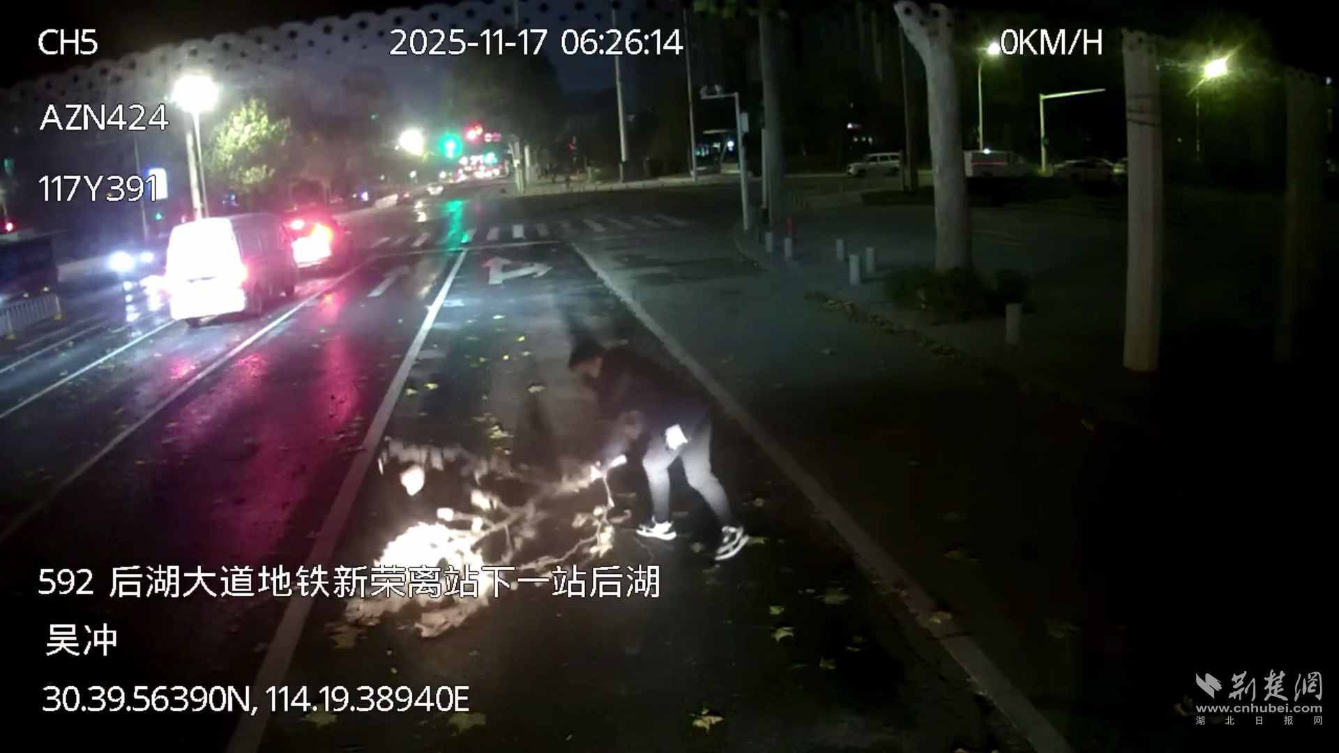 当强风袭击江城时，公交车司机变身“障碍解决