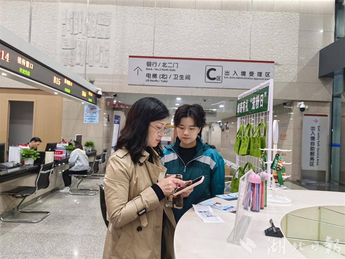 武汉推出身份证补领“周三晚专场” 公安邮局联