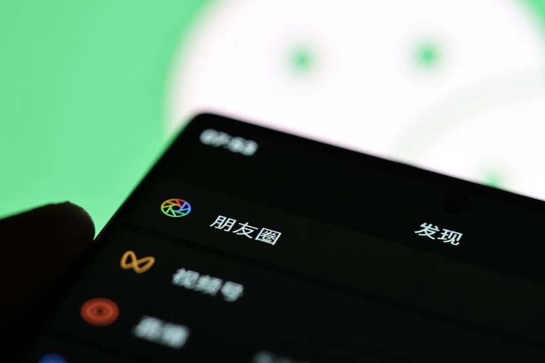 泄露秘密来炫耀你的公务员身份！新任高管的处