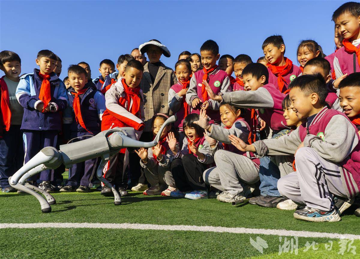 科技大篷车开进偏远山村小学