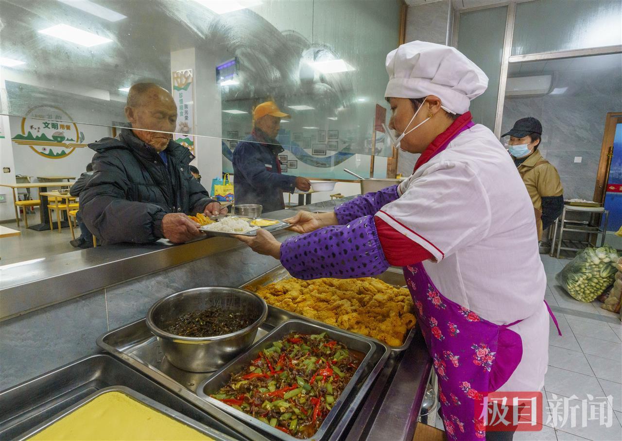湖北秭归：在家门口享受快乐“美食”