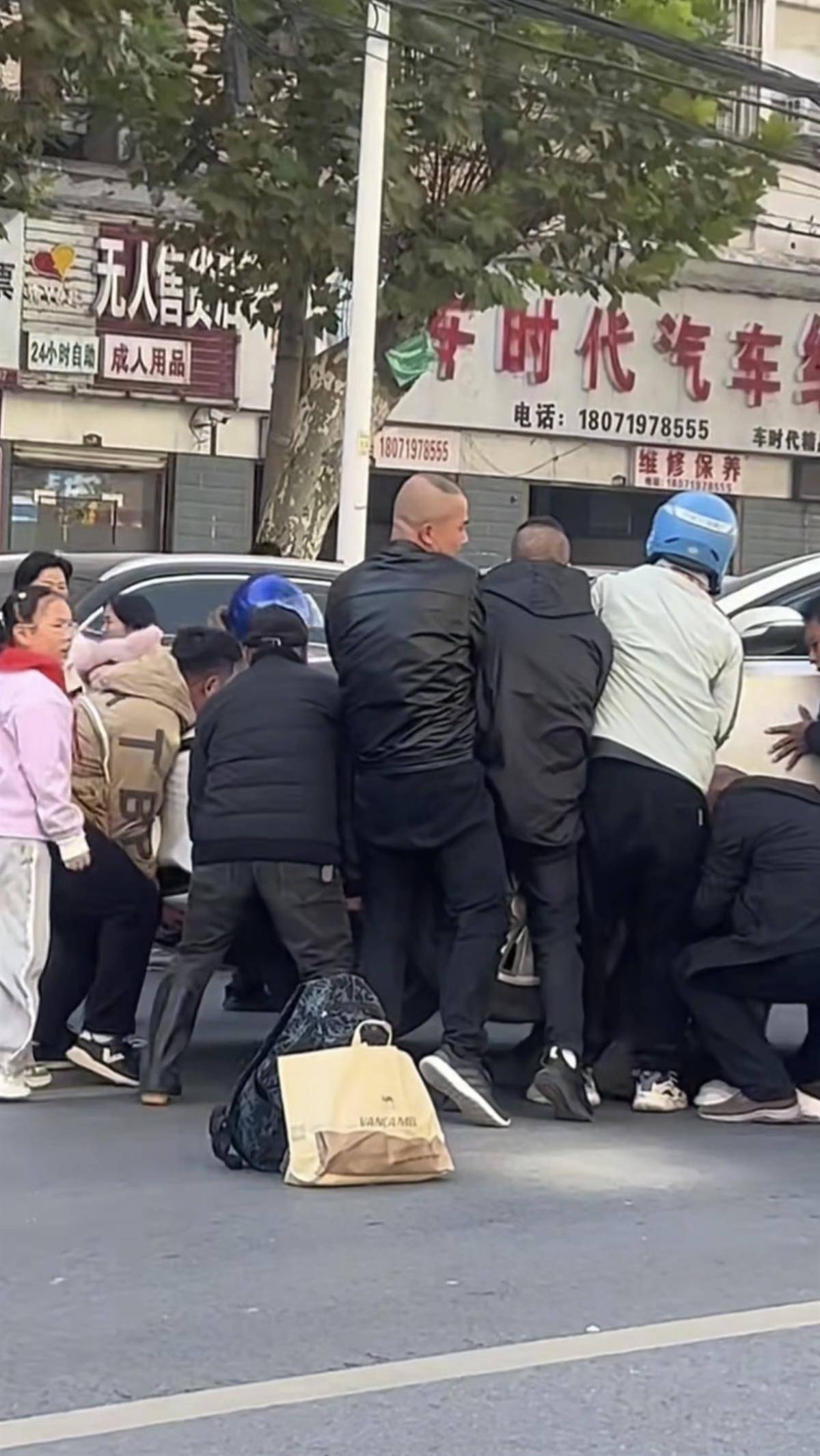 15秒之内，就有15个人冲了过来！