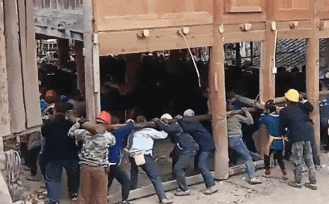 “你们要是搬走，我就给全镇人一场盛宴！”数