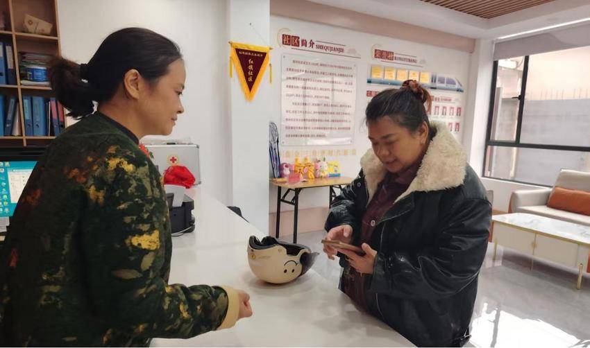 拾金不昧显担当 热心居民用行动传递正能量