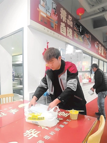 “兄弟食堂”和“兄弟港”等友好场景鼓