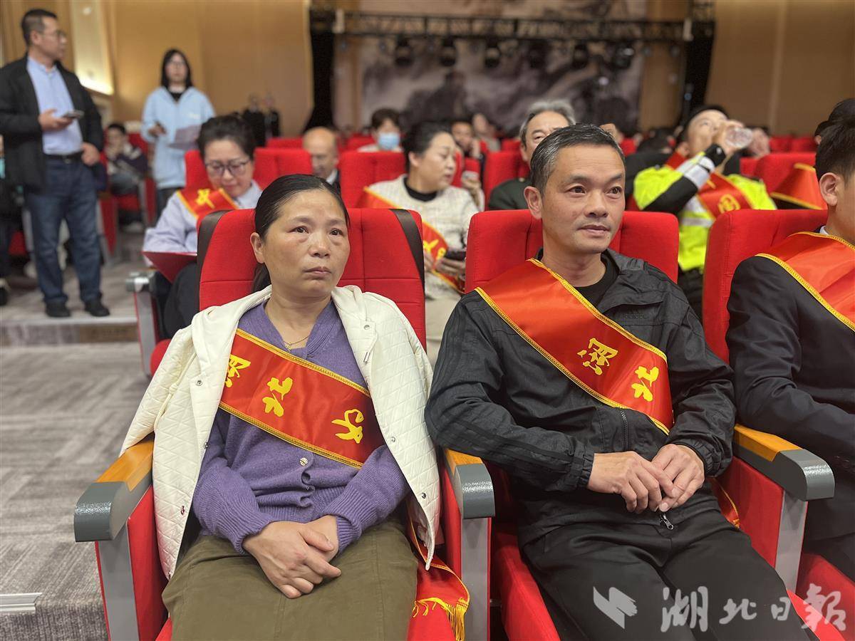 “热恋情侣”不远万里寻亲归家！李建平、岳晓