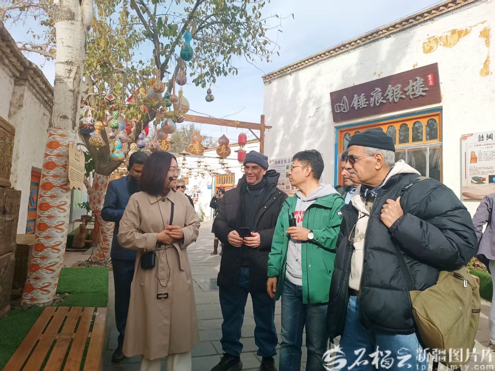 外国大学教授漫步在库萨