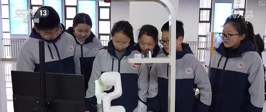 “双师课堂”和“未来课堂”服务中小学科技教