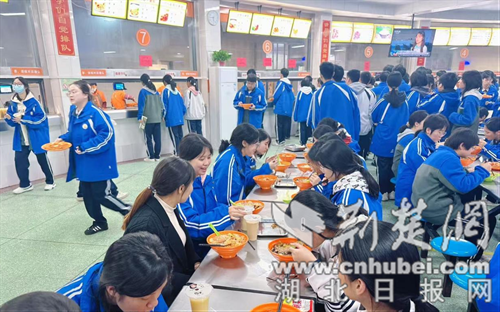 东岩第一高中：文明餐桌打开引领潮流、赢得信