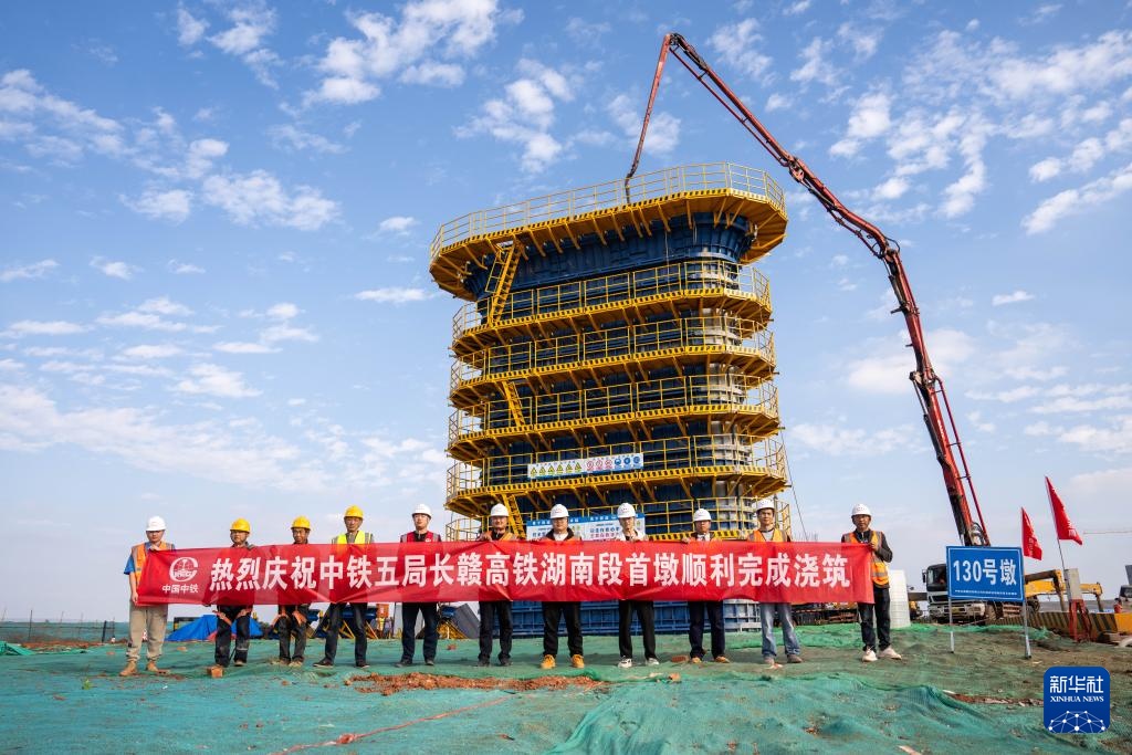 长江赣西高铁湖南段第一桥墩被水淹没。